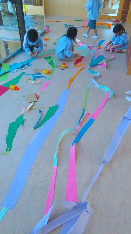 年中さん  色画用紙を長ーーく繋げたよ！

#平手幼稚園 
#名古屋市緑区 
#こども園 
#造形教室 
#画用紙アート