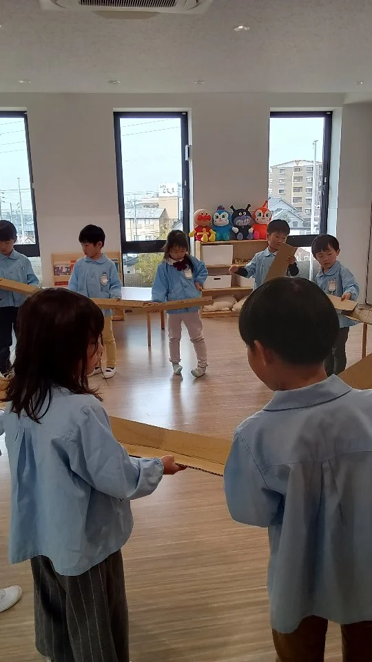 年長さん　ダンボールでレール遊び

#平手幼稚園 
#名古屋市緑区 
#こども園 
#造形教室 
#ダンボール遊び